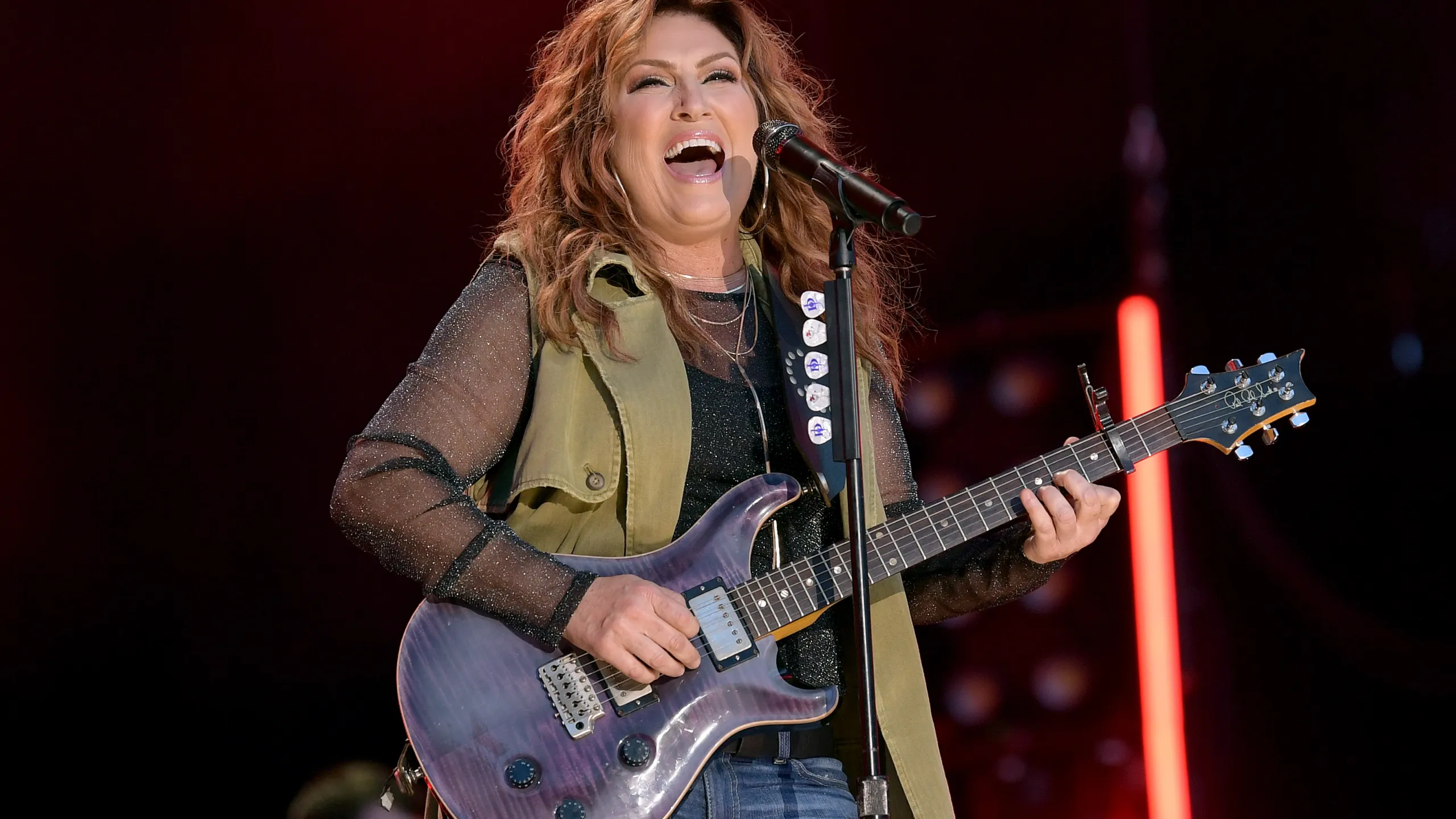 Crowd at a Jo Dee Messina show