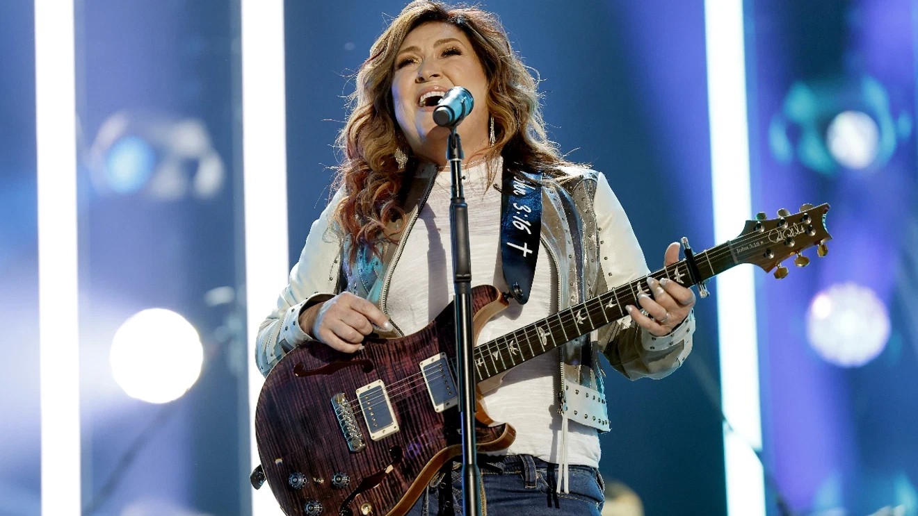 Jo Dee Messina on stage